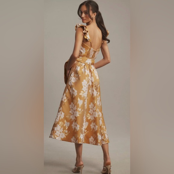 The Vera Dress in Gold Baroque
Floral - Picture 3 of 6